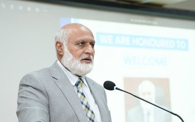 HEC Chairman Visits Al-Kawthar University